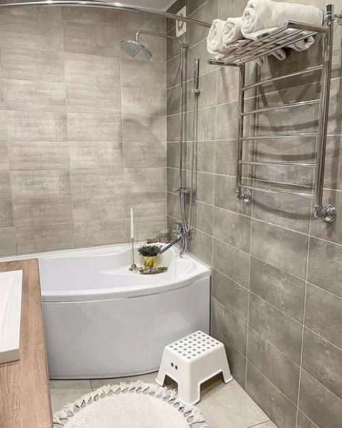 Школа ремонта.  Прекрасная ванная комната с декором и цветами. 03