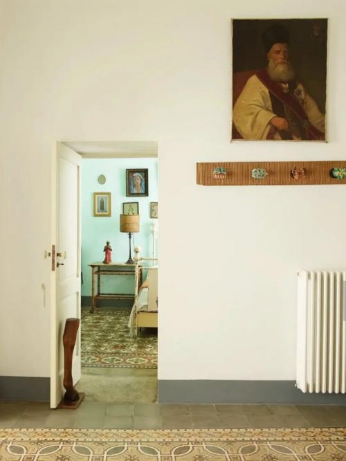 Загородный дом, в котором старая Европа, Америка и Восток встретились под одной крышей, превращён в по-настоящему уникальное пространство. 02