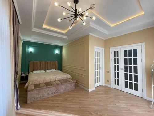 Купили 2-х уровневый дом с дизайнерским ремонтом в стиле неоклассика за 190 000$. 05