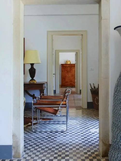 Загородный дом, в котором старая Европа, Америка и Восток встретились под одной крышей, превращён в по-настоящему уникальное пространство. 05