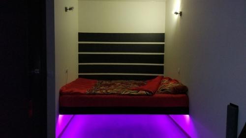 Живу один.  Ремонт под себя делал. 02