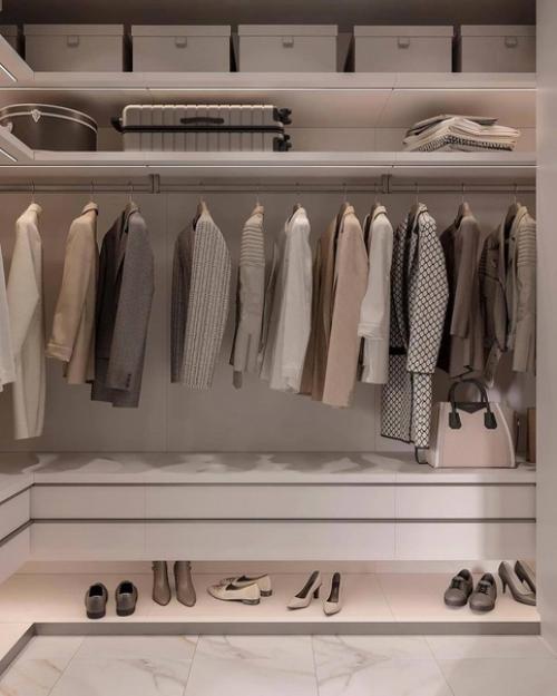 Как вам этот дизайн нежной прихожей в цвете Тиффани с продуманной и большой системой хранения? 07