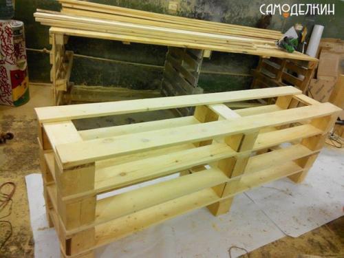 Знакомому мебель из поддонов в загородный доме сделал. 03