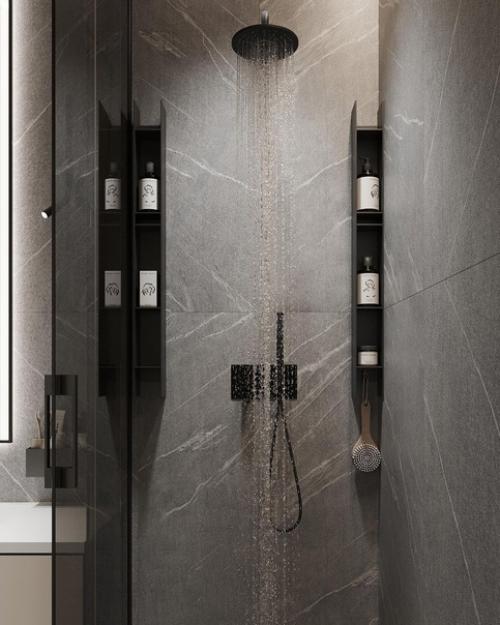 Стильный и современный интерьер санузла, пркимущественно в серых оттенках и в тёмном исполнении. 03