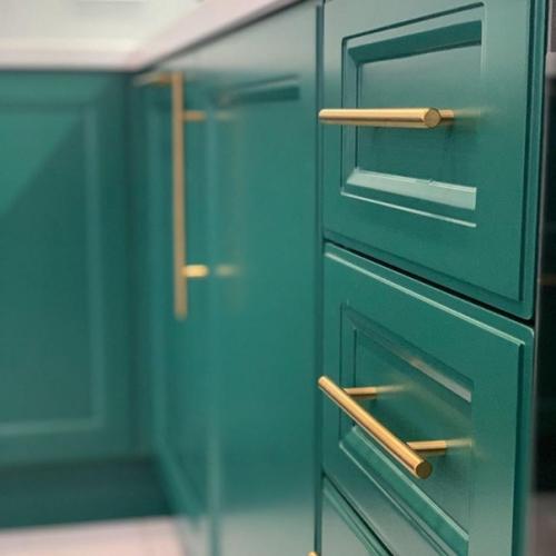 Не смогла устоять от этого оттенка, поэтому выбрала такую кухню. 04