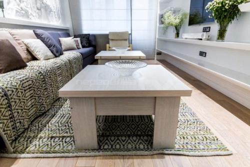 Сочетание античности и современности в дизайне гостиной 20 кв. 08