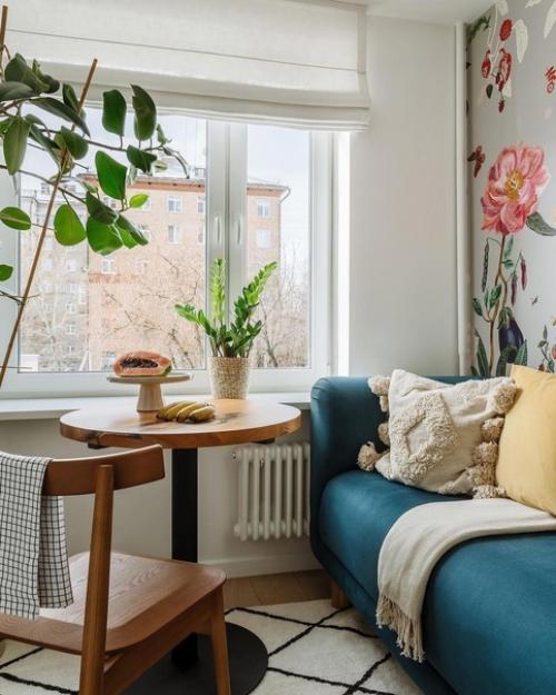 Хозяйка квартиры, молодая девушка, фармацевт, часто уезжает в длительные командировки в Европу. 01