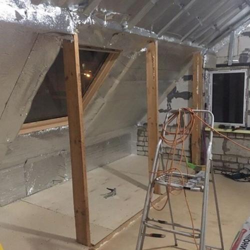 Отводя помещение мансарды под спальню, нужно понимать, что теперь она становится жилым помещением, поэтому потребует качественного обустройства. 02