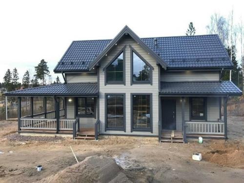 Дома с мансардой и террасой интересны тем, как они используют объём без усложнения формы. 02