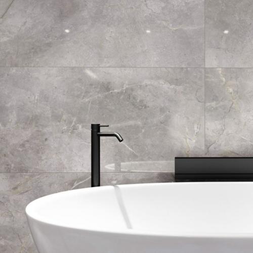 Очень интересно выглядит ванная, в которой камень играет главную роль - особенно если добавить черные смесители, отделку и аксессуары. 04