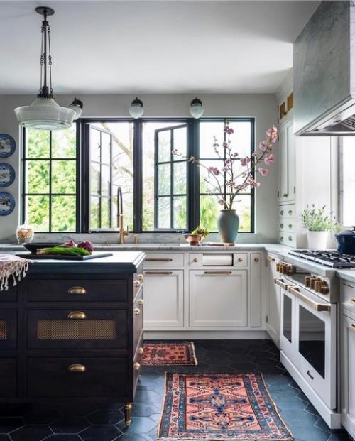 Окна, цвета и детали - кажется, что в этом пространство идеально все. 03