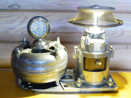 Индустриальный светильник изготовлен из деталей кухонного комбайна Алтай, соковыжималки и потолочной люстры. 01