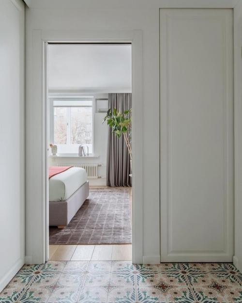 Хозяйка квартиры, молодая девушка, фармацевт, часто уезжает в длительные командировки в Европу. 05