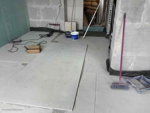 Мы кладем черновые полы. 09