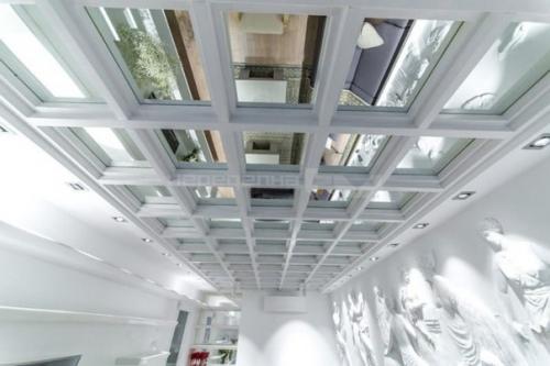 Сочетание античности и современности в дизайне гостиной 20 кв. 04