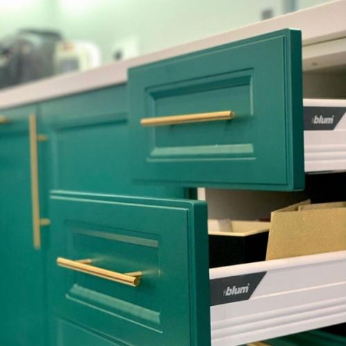 Не смогла устоять от этого оттенка, поэтому выбрала такую кухню. 03