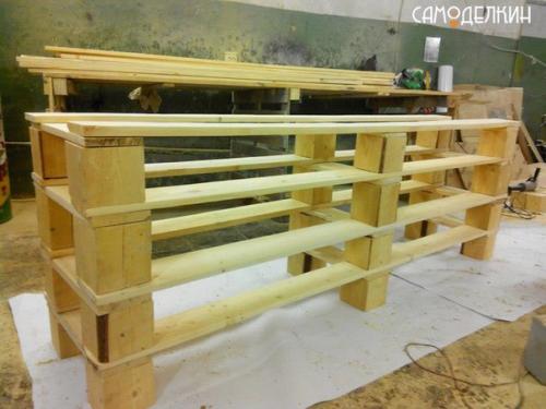 Знакомому мебель из поддонов в загородный доме сделал. 04