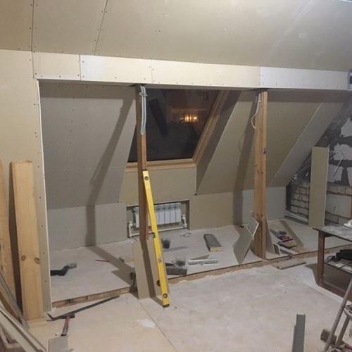 Отводя помещение мансарды под спальню, нужно понимать, что теперь она становится жилым помещением, поэтому потребует качественного обустройства. 03