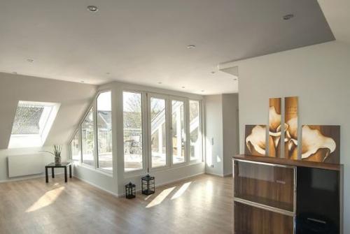 Продолжением слухового окна может стать балкон в скате крыши. 01