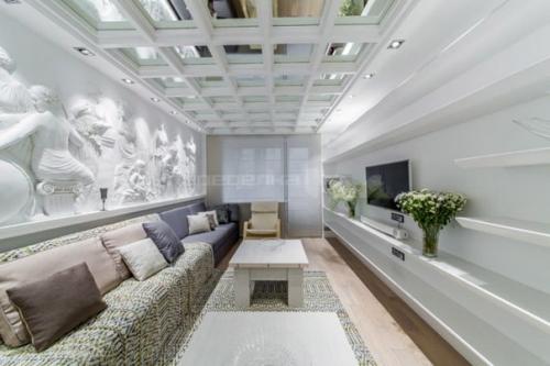 Сочетание античности и современности в дизайне гостиной 20 кв. 01