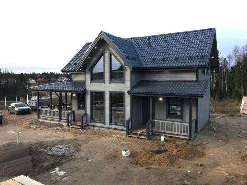 Дома с мансардой и террасой интересны тем, как они используют объём без усложнения формы. 01