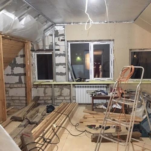 Отводя помещение мансарды под спальню, нужно понимать, что теперь она становится жилым помещением, поэтому потребует качественного обустройства. 01