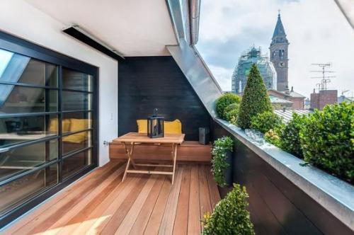 Продолжением слухового окна может стать балкон в скате крыши. 02