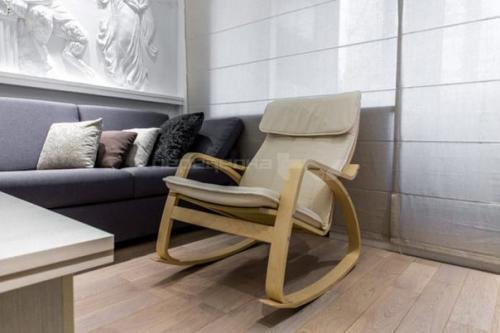 Сочетание античности и современности в дизайне гостиной 20 кв. 09