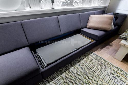 Сочетание античности и современности в дизайне гостиной 20 кв. 06