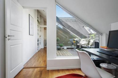 Продолжением слухового окна может стать балкон в скате крыши. 04