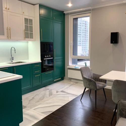 Не смогла устоять от этого оттенка, поэтому выбрала такую кухню. 01