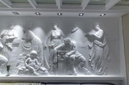 Сочетание античности и современности в дизайне гостиной 20 кв. 02