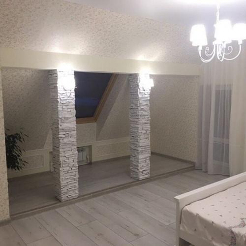 Отводя помещение мансарды под спальню, нужно понимать, что теперь она становится жилым помещением, поэтому потребует качественного обустройства. 05