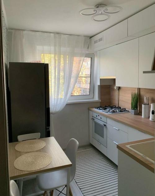 Кухня в хрущёвке - это квест, но проходимый. 
