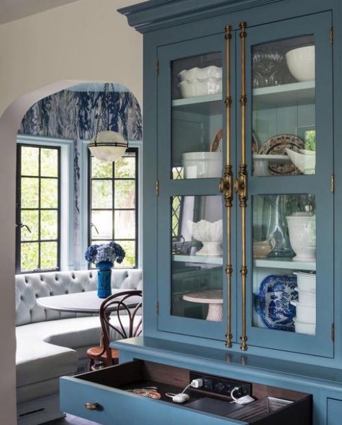 Окна, цвета и детали - кажется, что в этом пространство идеально все. 01