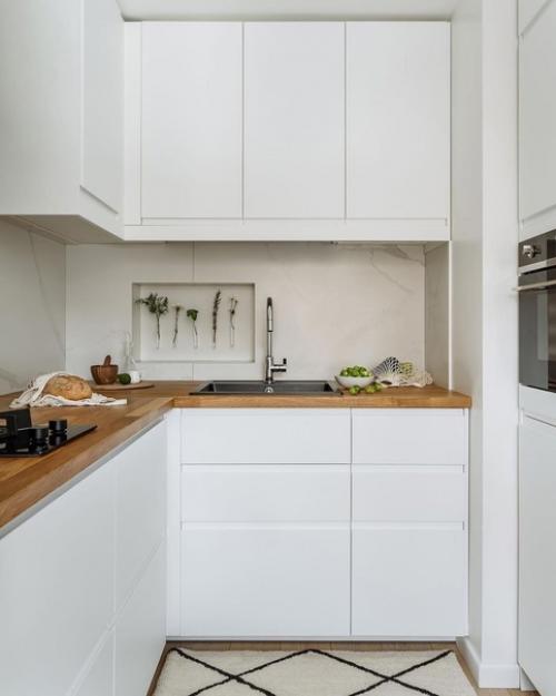 Хозяйка квартиры, молодая девушка, фармацевт, часто уезжает в длительные командировки в Европу. 03