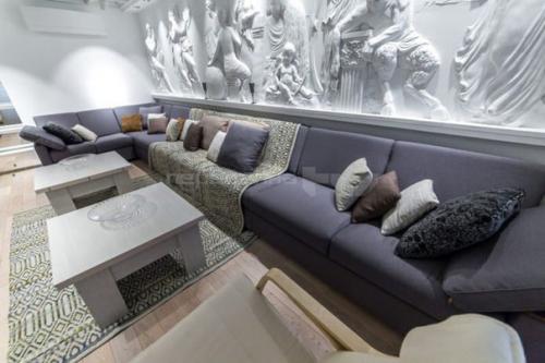 Сочетание античности и современности в дизайне гостиной 20 кв. 05