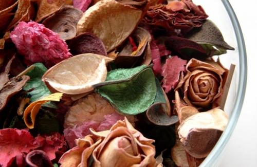 Чтобы наполнить дом ароматом, можно использовать свечи, диффузоры или сухие смеси - попурри. 01