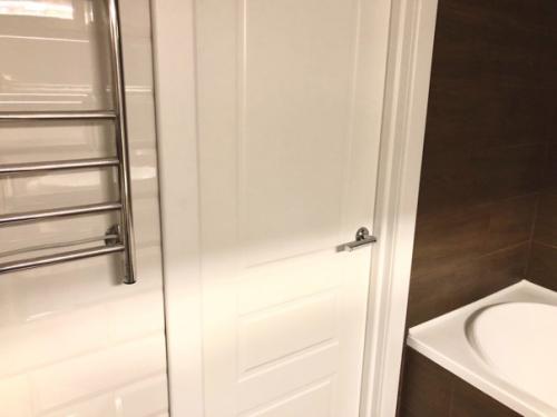 Совмещенный санузел.  Весь дизайн продумали сами. 08