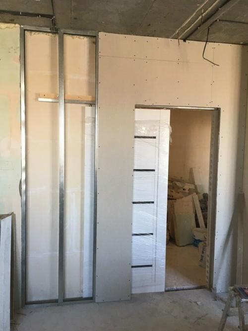 Двери - купе - это современное и практичное решение, которое позволяет аккуратно зонировать пространство и экономить место. 03