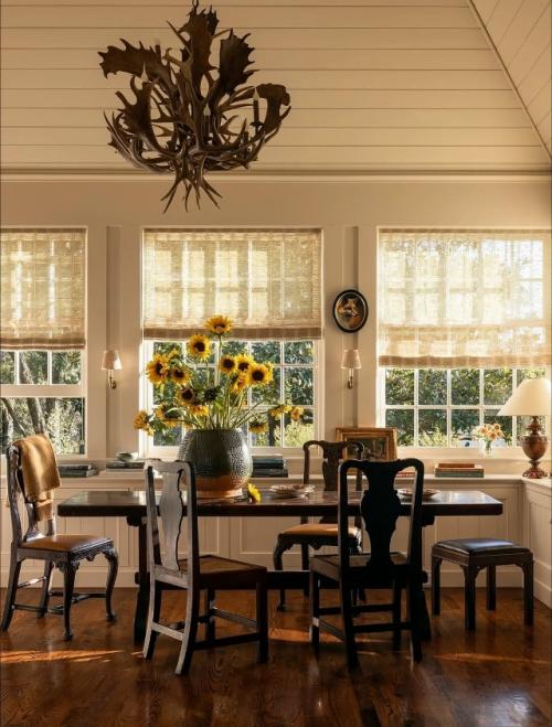 Необычный интерьер загородного дома - это пространство с характером, в котором отходят от шаблонных решений и делают ставку на индивидуальность. 02