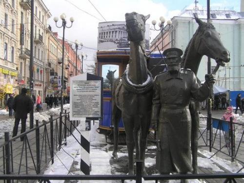 Памятник Конке. В самом начале Василеостровского Арбата, то есть пешеходной улицы 6-7 линии, стоит оригинальный памятник конке. 03 Памятник Конке. В самом начале Василеостровского Арбата, то есть пешеходной улицы 6-7 линии, стоит оригинальный памятник конке. 03