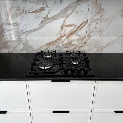 Наша кухня сразу после капитального ремонта и монтажа гарнитура. 07