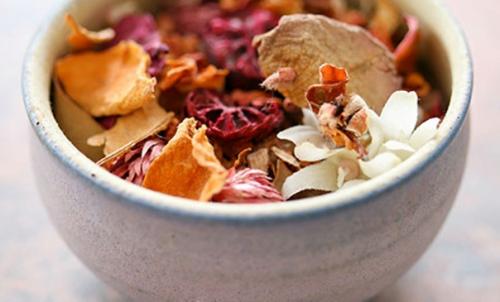 Чтобы наполнить дом ароматом, можно использовать свечи, диффузоры или сухие смеси - попурри. 02