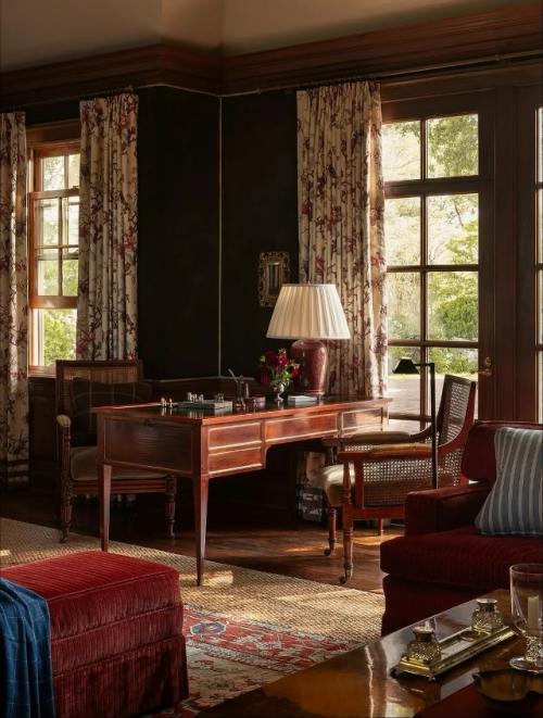 Необычный интерьер загородного дома - это пространство с характером, в котором отходят от шаблонных решений и делают ставку на индивидуальность. 06