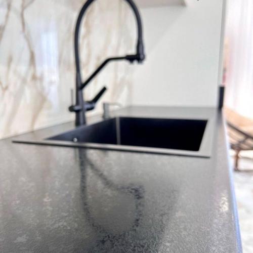 Наша кухня сразу после капитального ремонта и монтажа гарнитура. 06