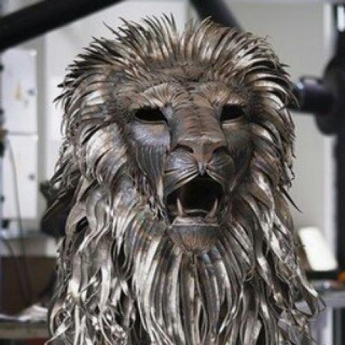 Шедевр!  Куча стружки превращается в царя зверей руками талантливого мастера. 01