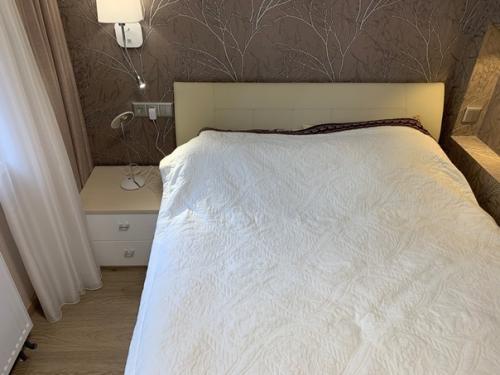 Закончили ремонт.  Комната небольшая и было необходимо спальное место. 06