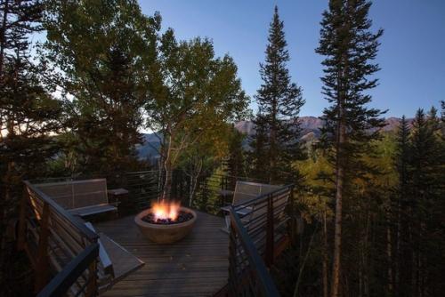 Некоторые из знаменитостей предпочитают уединенные коттеджи в горах. 04