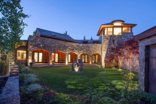 Некоторые из знаменитостей предпочитают уединенные коттеджи в горах. 06